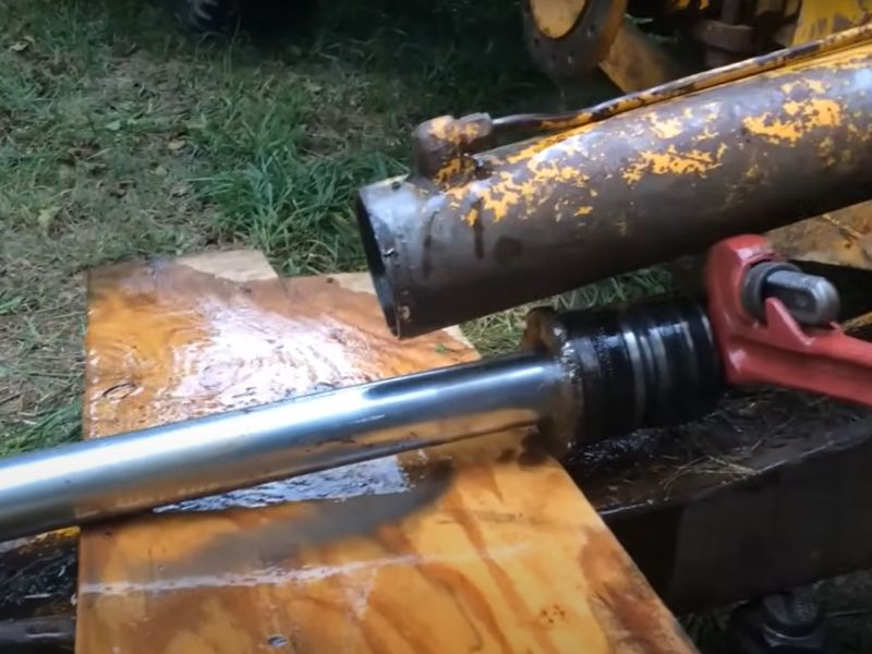 Wie man Hydraulikzylinder vom Bagger entfernen